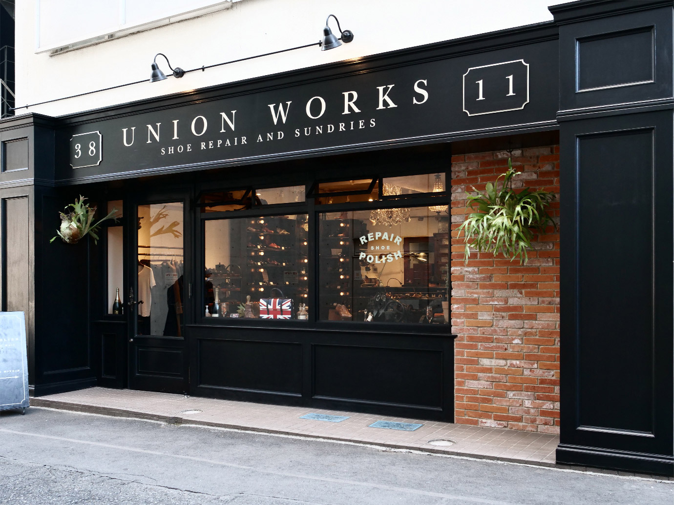 UNION WORKS AOYAMA｜OUR SHOP｜ユニオンワークス [ 靴修理、鞄修理 ]